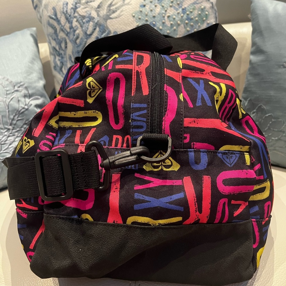 Brand New!!  Roxy Logo Duffel Bag - Picture 5 of 9